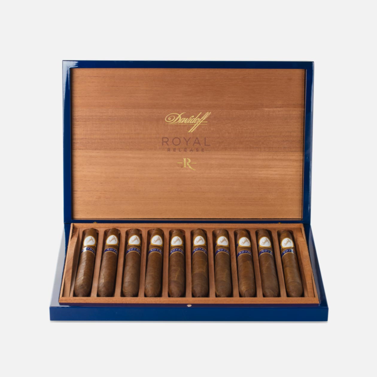 优雅木盒中的Davidoff Royal Release雪茄。