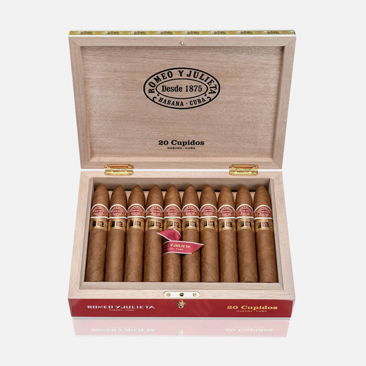 优雅木盒包装的罗密欧与朱丽叶雪茄。